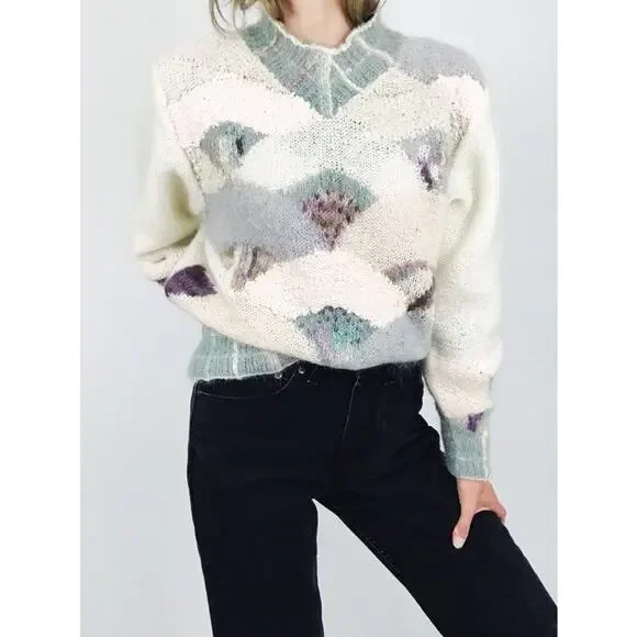Vintage Intarsia Patterned Hand-Knit SweaterSize L Crew & Scoop Necks